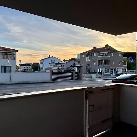 Red Sunset Apartment *